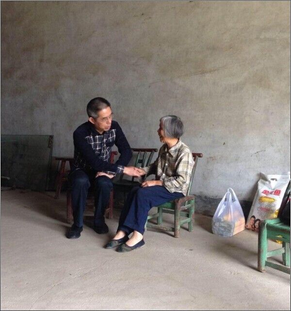 面對面貼近群眾，實打?qū)嵎鲐殠屠Аh員干部切實做好扶貧幫困工作