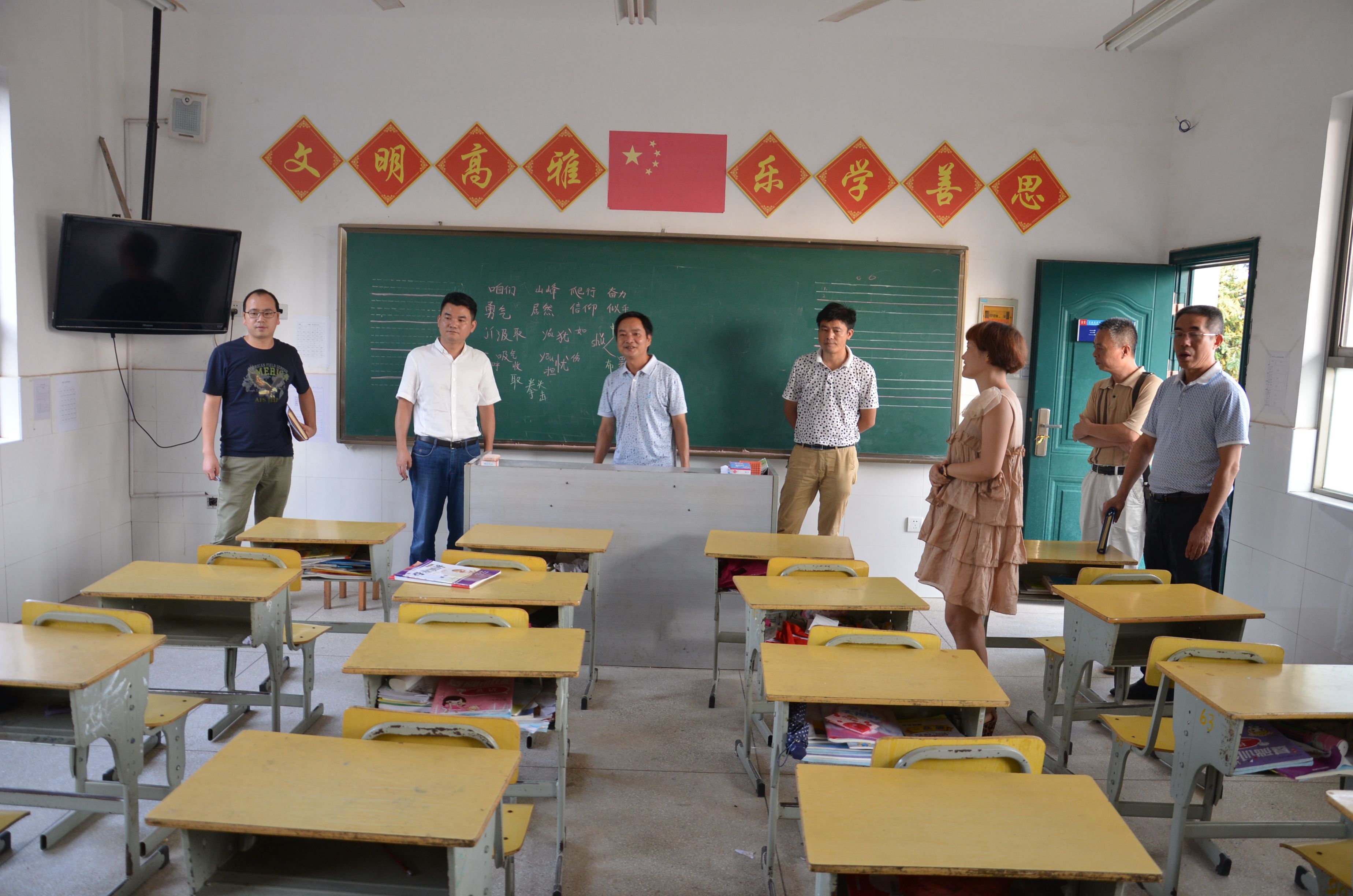 董家塅高科園管委會(huì)主任、新蘆淞集團(tuán)董事長肖立志率隊(duì)慰問團(tuán)山小學(xué)