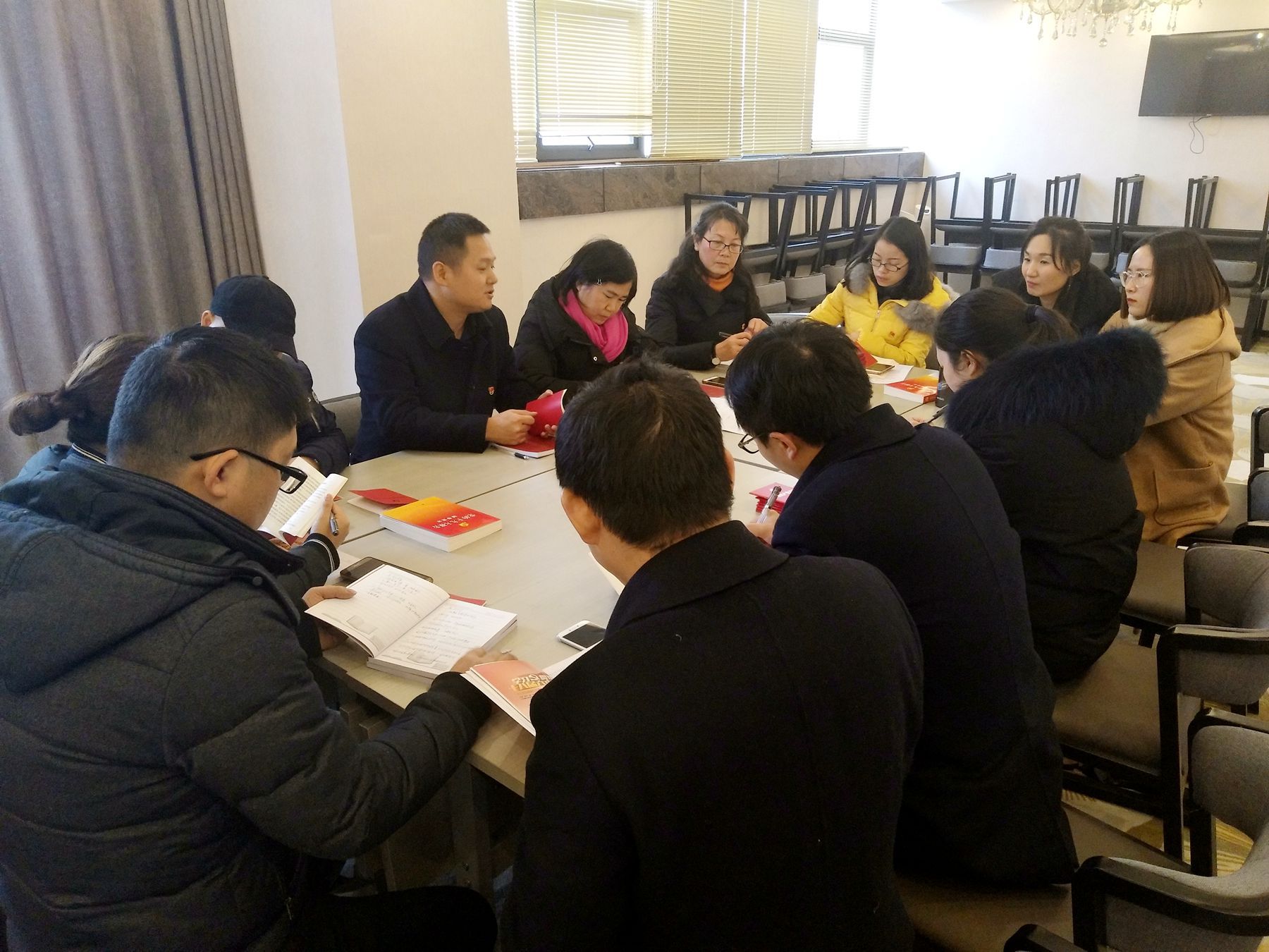 第一黨支部開展主題當日活動，學習黨的十九大精神